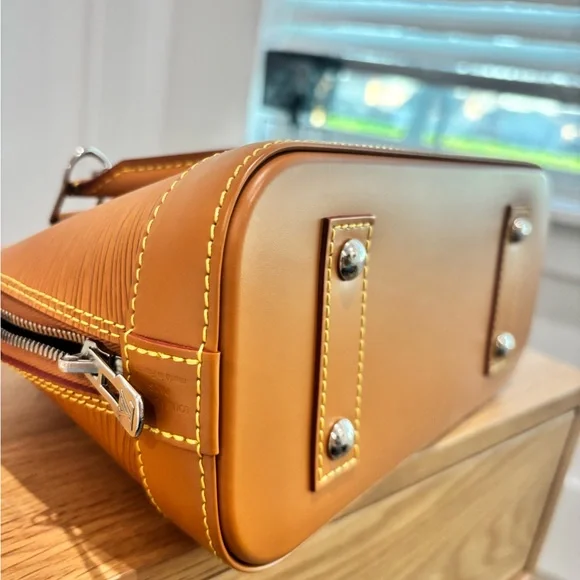 Louis Vuitton Alma BB Epi Leather with Strap - Picture 4 of 9